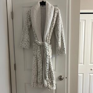 Stars Above Faux Fur Robe White and Brown Leopard Print Women’s Size Small
